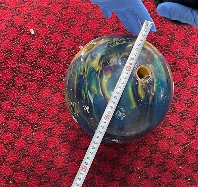 17일 오후 2시 55분께 부산 북구 한 언덕길에서 70대 남성이 볼링공을 굴려 인근에 있는 안경점 유리창 등이 파손됐다. 연합뉴스