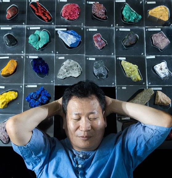 경기 양평군 가일전통안료 김현승 대표와, 샘플로 모아둔 석채 원석들. 권혁재 기자