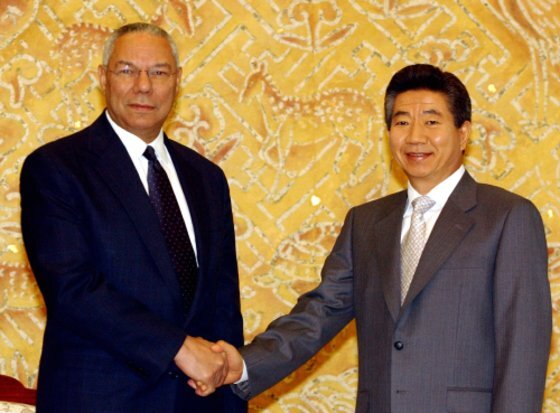 파월 전 장관이 2004년 방한했을 당시 노무현 전 대통령을 만났을 때 모습. [중앙포토]