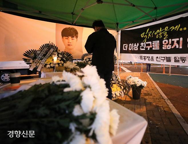 전남 여수시 웅천 친수공원에서 11일 현장실습 도중 요트 바닥에 붙은 따개비를 제거하다 참변을 당한 홍정운 학생을 위한 분향소에 외할아버지 오익환씨가 헌화하고 있다. 한수빈 기자