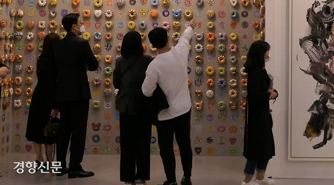 키아프 서울 2021를 찾은 관람객들이 지난 17일 서울 강남 코엑스 전시장에서 작품들을 둘러보고 있다. 김종목 기자