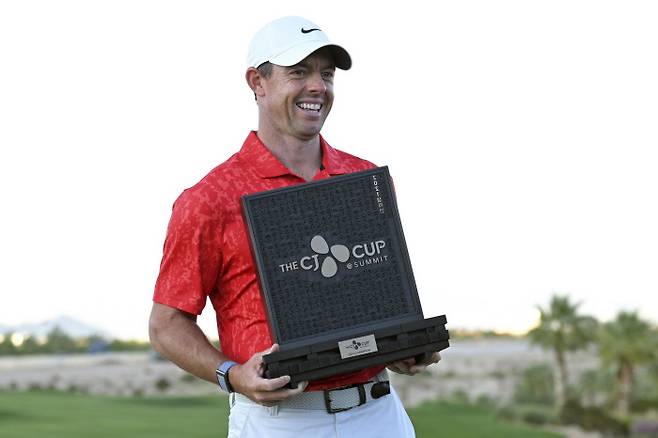 로리 매킬로이가 18일 PGA 투어 더 CJ컵에서 우승한 뒤 챔피언 트로피를 들고 환하게 웃고 있다.  라스베이거스 | AP연합뉴스