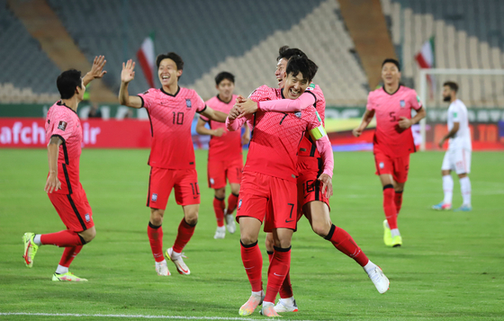 The Korean team celebrates after Son Heung-min, center, scores the opening goal for Korea in the 48th minute of a game against Iran at Azadi Stadium in Tehran, Iran on Tuesday. [YONHAP]