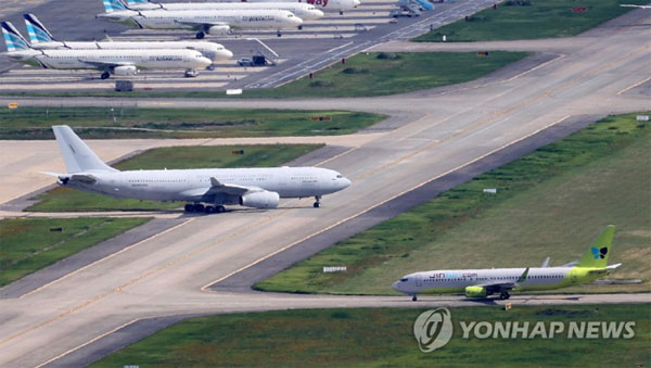 김해국제공항 계류장에 코로나19로 운항하지 못하는 항공기들이 멈춰 서 있다. [사진 출처 = 연합뉴스]