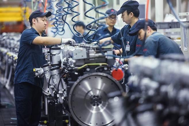 중국의 한 트럭 엔진 공장/사진=AFP
