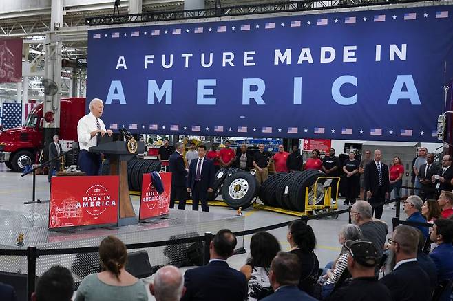 [매컨지=AP/뉴시스] 조 바이든 미국 대통령은 28일( 현지시간) 미 펜실베이니아주 매컨지에 있는 대형 트럭공장 맥(Mack) 트럭의 생산 설비를 둘러본 후 연설하고 있다.