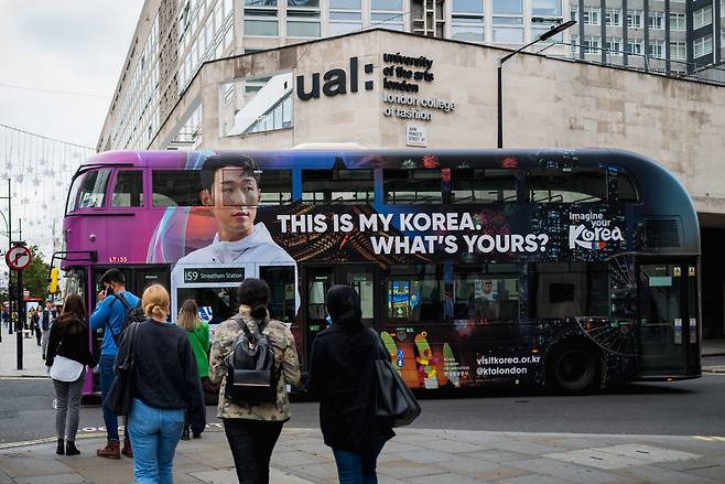 This is my KOREA,What’s yours? 라는 문구의 매핑 버스가 영국을 누비기 시작했다.
