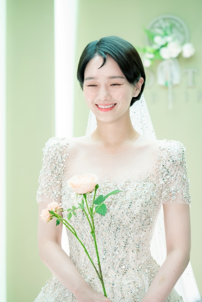 Wedding Dress Unreleased SteelSeries of Dali and Gamja-tang Park Gyoo-yeong have been unveiled.KBS 2TV drama Dali and Gamja-tang (playplayed by Son Eun-hye, Park Se-eun / Director Lee Jung-seop / Production Monster Union Corpus Korea) In the last 7-8 episodes, several scenes were created from the kissing scene of Jin (Kim Min-jae) and the kissing scene of Muhak, I do not play with mouth ...One of the scenes where viewers reactions exploded was the scene where Dali was dressed in Wedding Dress in the past.Viewers who watched the preliminary bride Dali of pure white praised Angel Gangrim ... looks different than dress and Smile is really harmless.So, Dali and Gamja-tang boasted of communicating with viewers by unveiling Dalis undisclosed SteelSeries in Wedding Dress to meet the hot reaction.The smile of the bride-to-be who is about to marry in the public SteelSeries is proud of the smile and gives a heartbeat.It is an angelic figure with a simple and elegant appearance and a pure white Wedding Dress.Along with this, the past history of Dali and his former lover Jang Tae-jin (Kwon Yul-bun) continues to raise questions.The two are currently in an uncomfortable relationship, and the pre-priest who seems so happy is curious about why they have parted ways.Park Gyoo-yeong, dressed in Dala, boasts a variety of aspects ranging from beauty, acting ability and loveliness, and completes Dali, the human loveliness itself.From the pure charm of disarming Muhak to the pulpit that knows how to blow a room when necessary, it is loved by melting the hearts of viewers with the character digestive power of singing heartbeat.