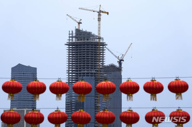 [베이징=AP/뉴시스] 지난 4일 베이이징 퉁저우 지역의 한 건물 신축 현장에 붉은 등불이 걸려 있는 모습. 2021.10.18