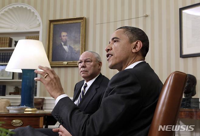 [AP/뉴시스] 2010년 12월 버락 오바마 대통령이 백악관에서 파월 전 장관을 만난 뒤 기자들에게 설명하고 있다. 파월은 대통령에게 러시아와의 신 전략무기감축협약 비준이 중요하다고 역설했다