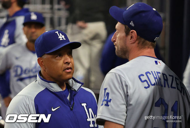 [사진] LA 다저스 데이브 로버츠 감독이 맥스 슈어저와 이야기하고 있다. ⓒGettyimages(무단전재 및 재배포 금지)