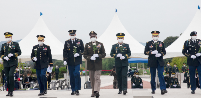▲칠곡군 자고산 한미 우정의 공원에서 열린 낙동강방어선 전투 71주년 전승기념식에서 헌화하는 모습ⓒ칠곡군