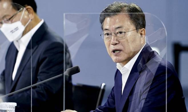 문재인 대통령이 지난 14일 오후 세종시 정부세종컨벤션센터에서 열린 '균형발전 성과와 초광역협력 지원전략 보고'행사에서 발언하고 있다. 세종=연합뉴스