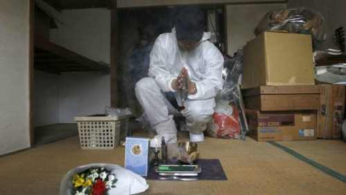 고인의 유품을 정리하고 뒷수습을 담당하는 ‘특수 청소업자’가 작업 전 기도를 올리고 있다. 마이니치신문