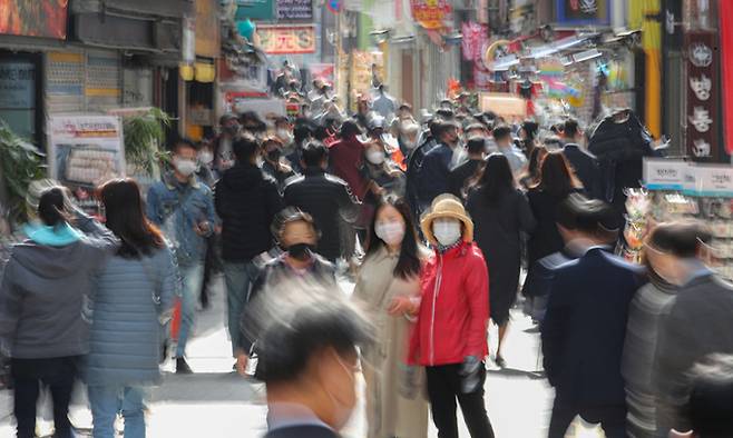 현행 사회적 거리두기 단계가 2주 연장된 18일 서울 시내 식당가에서 직장인들이 점심시간을 맞아 식사하러 이동하고 있다. 뉴시스