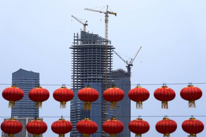 18일 중국 국가통계국이 2021년 3분기 국내총생산(GDP) 성장률이 4.9%를 기록했다고 발표했다. 이는 시장전망치를 밑도는 수치다. 지난 4일 베이이징 퉁저우 지역의 한 건물 신축 현장에 붉은 등불이 걸려 있는 모습. 베이징=AP뉴시스