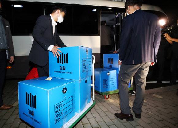 경기 성남시 대장동 개발사업 특혜 의혹을 수사 중인 서울중앙지검 전담수사팀이 최근 성남시청을 압수수색해 확보한 대장동 사업 관련 자료들을 분석하고 있다. 사진은 수사팀이 지난 15일 성남시청에서 확보한 압수물을 차에 싣고 있는 모습.연합뉴스