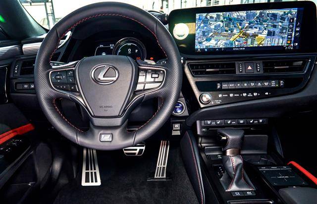 뉴 ES 300h F SPORT 실내 모습. 하이브리드 전용 ‘e-CVT’(무단자동변속기)가 부츠형 기어레버 형식으로 돼 있고 내비게이션 스크린 왼쪽에 다소 예스러운 아날로그 시계가 들어가 있다. 렉서스코리아 제공