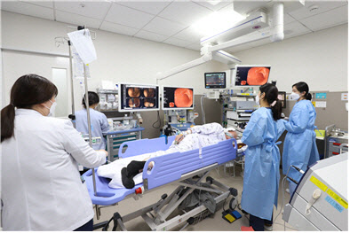 용인세브란스병원 소화기내시경실 의료진이 치료내시경을 실시하고 있다.