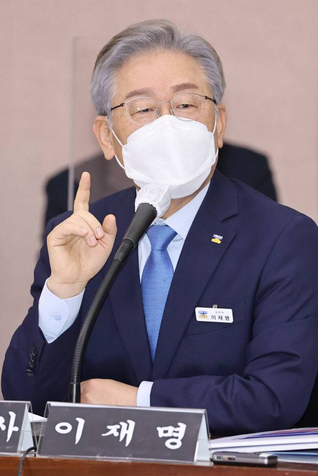 이재명 더불어민주당 대선 후보가 18일 경기 수원시 경기도청에서 열린 국회 행정안전위원회의 경기도 국정감사에서 질의에 답변하고 있다. (사진=사진공동취재단)