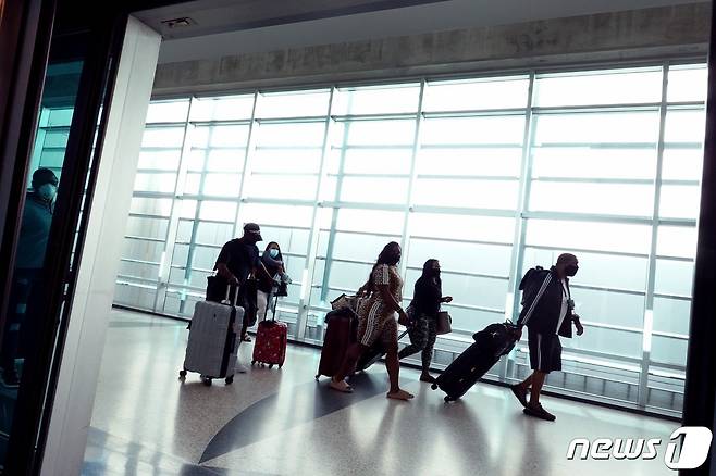 3일(현지시간) 미국 플로리다주 마이에미 소재 마이애미 국제공항에서 여행객들이 캐리어를 끌고 이동하고 있다. 2021.09.03 © AFP=뉴스1