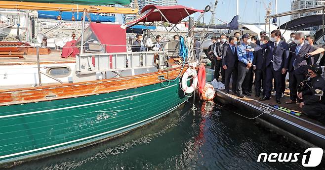 송영길 더불어민주당 대표가 19일 오후 전남 여수시 웅천 친수공원 요트 정박장을 찾아 현장실습 중 숨진 고 홍정운 군이 이물질(따개비) 제거 작업을 하던 요트 앞에서 해경 관계자들과 대화를 나누고 있다. 2021.10.19/뉴스1 © News1 황희규 기자