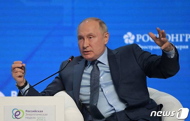 블라디미르 푸틴 러시아 대통령이 13일(현지시간) 모스크바에서 열린 '러시아 에너지위크 인터내셔널 포럼'에 참석해 에너지 무기화 의혹을 일축하며 유럽이 요청하면 천연가스 공급을 확대할 것"이라고 밝히고 있다. © AFP=뉴스1 © News1 우동명 기자