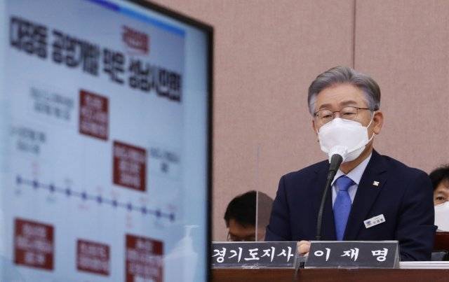 더불어민주당 대선 후보인 이재명 경기도지사가 18일 오전 경기도청 대회의실에서 열린 국회 행정안전위원회의 경기도 국정감사에서 여당 의원들을 바라보며 질의에 답변하고 있다. 수원=사진공동취재단