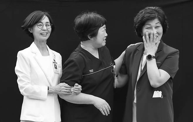 사진을 찍다가 강영순 수간호사가 아쉬움에 눈물을 글썽였습니다. 온갖 풍파를 다 견뎌내면서 함께한 우정이 그토록 깊었던 겁니다. 권혁재 사진전문기자