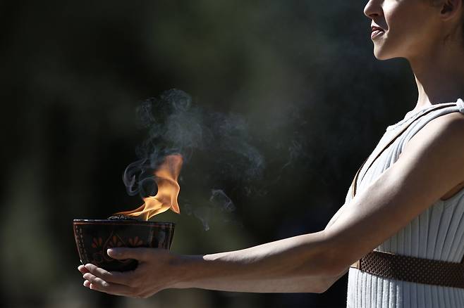 그리스 배우 산티 게오르기우가 18일 고대 올림픽 발상지인 그리스 올림피아에서 성화 채화 의식을 진행하고 있다. EPA=연합뉴스
