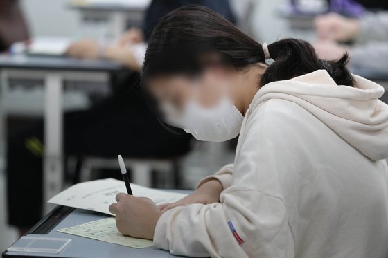 대학수학능력시험을 앞둔 고3 학생들이 12일 오전 서울 노원구 수락고등학교에서 2021년 10월 모의평가를 준비하고 있다. 뉴스1