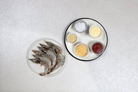 새우로 만든 스리라차 마요 꼬치구이. 사진 송미성, 스타일링 스튜디오로쏘.