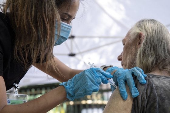 미국 캘리포니아 로스앤젤레스 샌 줄리안 파크에서 한 남성이 코로나19 백신을 맞고 있다. [EPA=연합뉴스]
