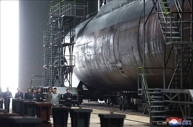 2019년 7월 북한 조선중앙TV가 김 위원장이 새로 건조한 잠수함을 시찰했다고 보도하면서 공개한 잠수함 모습. 조선중앙통신