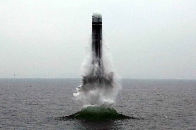 북한이 지난 2019년 10월 2일 강원도 원산 인근 해상에서 잠수함발사탄도미사일(SLBM) ‘북극성-3형’을 시험발사했다. [뉴스1]