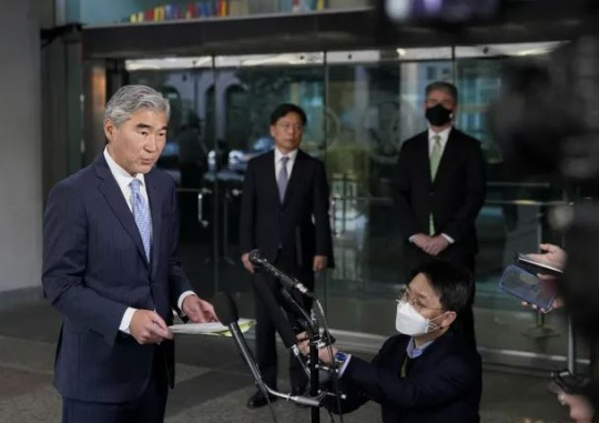 U.S. Special Representative for the DPRK Sung Kim (left) makes a statement after a meeting with Ambassador Noh Duk-kyu, special representative for Korean Peninsula peace and security affairs at the U.S. State Department on October 18. Washington D.C. / AP Yonhap News