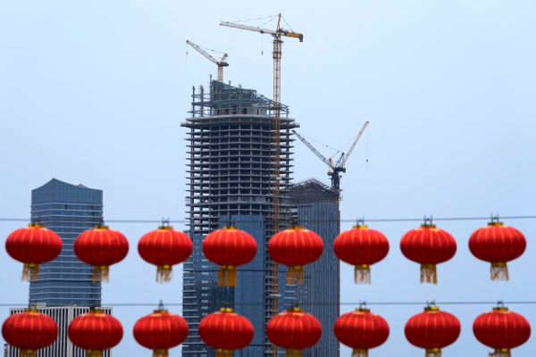 중국 베이징 인근 통저우에 건설되고 있는 한 건물 앞에 지난 4일 붉은색 연등이 걸려 있다. 중국의 올해 3분기 경제성장률은 4.9%로 1년 만에 최저치를 기록했다. 전력난과 원자재 가격 급등, 글로벌 공급망 문제 등이 동시다발적으로 덮쳤기 때문으로 분석된다. AP연합뉴스