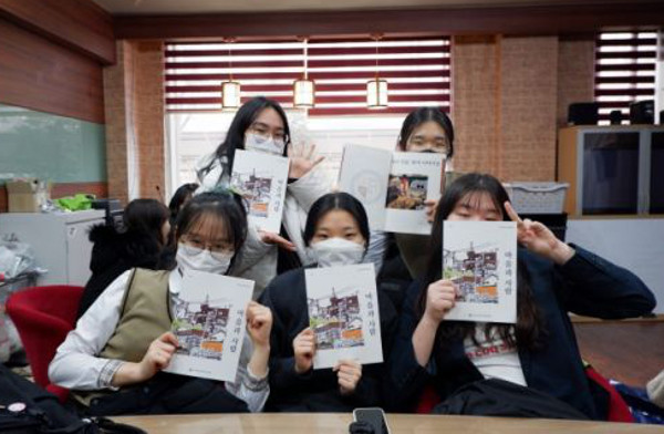 인천 신현고 학생들이 지난해 나눔샘 프로젝트의 하나로 진행한 마을 노인들과의 인터뷰를 통해 만든 마을과 사람들 책자를 들고 기념촬영을 하고 있다. 사단법인 마중물 제공