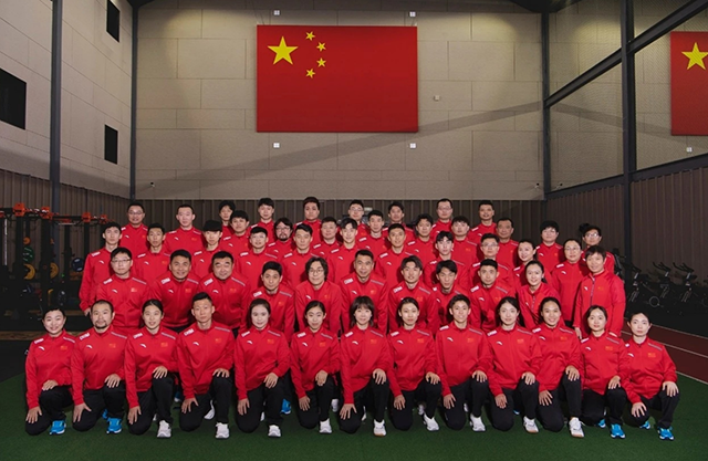 임효준이 베이징동계올림픽을 준비하는 중국 쇼트트랙대표팀 단체 사진에 모습을 드러냈다. © 中国滑冰协会