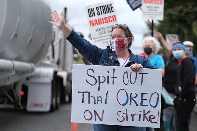 미국 노동자들이 파업 피켓을 들고 거리 시위를 하고 있다. /사진=AFP