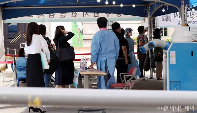 코로나19 신규 확진자 수가 2434명으로 역대 최다를 기록한 24일 중구 서울역 선별진료소를 찾은 시민들이 검사를 위해 대기하고 있다. /사진=김휘선 기자 hwijpg@