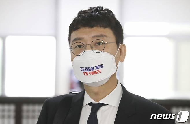 (서울=뉴스1) 이동해 기자 = 김웅 국민의힘 의원이 8일 오전 서울 국회에서 열린 환경노동위원회 국정감사에 참석하며 취재진의 질문에 답하고 있다. 이날 김 의원은 조성은씨와의 통화 내용이 공개된 데 대해