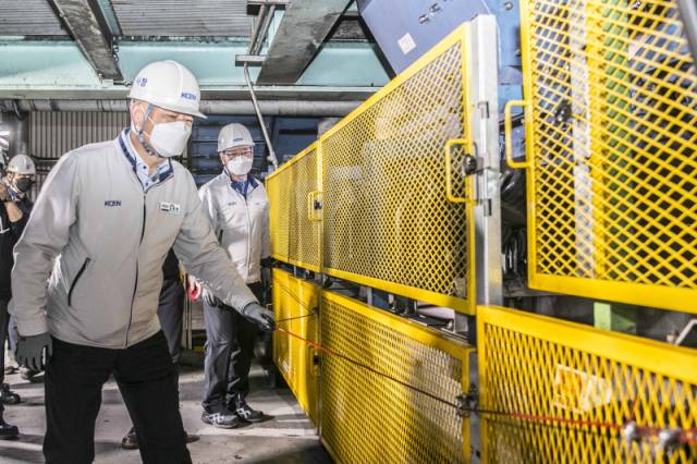 ▲19일 김회천 한국남동발전 사장이 여수발전본부의 설비를 살펴보고 있다.ⓒ한국남동발전