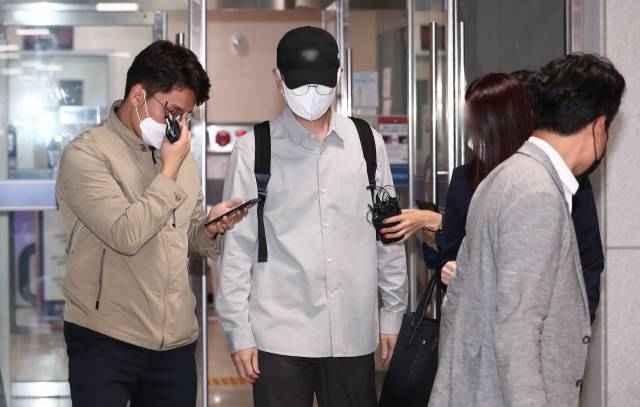 ▲지난 8일 경기남부경찰청에서 조사를 마치고 나오고 있는 곽상도 의원의 아들(사진 가운데). ⓒ연합뉴스