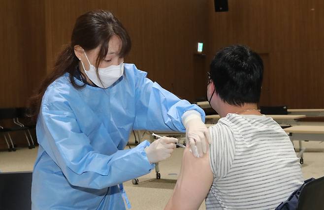 19일 오전 서울 동작구 노량진수산시장 대회의실에 마련된 찾아가는 코로나19 백신 접종 센터에서 시장 종사자가 얀센 백신을 맞고 있다. 뉴시스