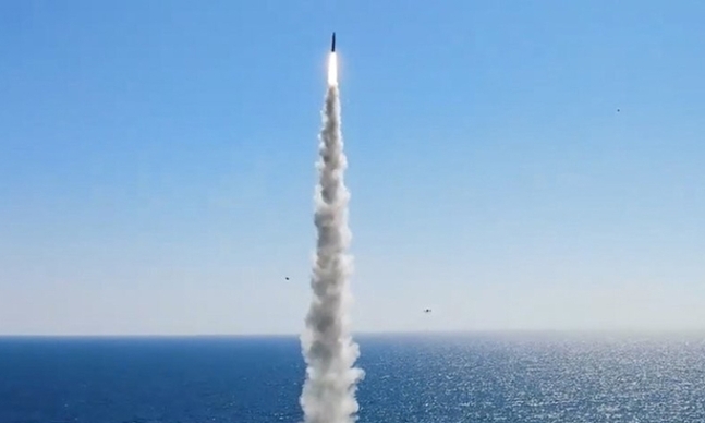 국방부가 지난 9월 공개한 한국 독자 개발 잠수함발사탄도미사일(SLBM)의 시험 발사 장면. 국방부 제공