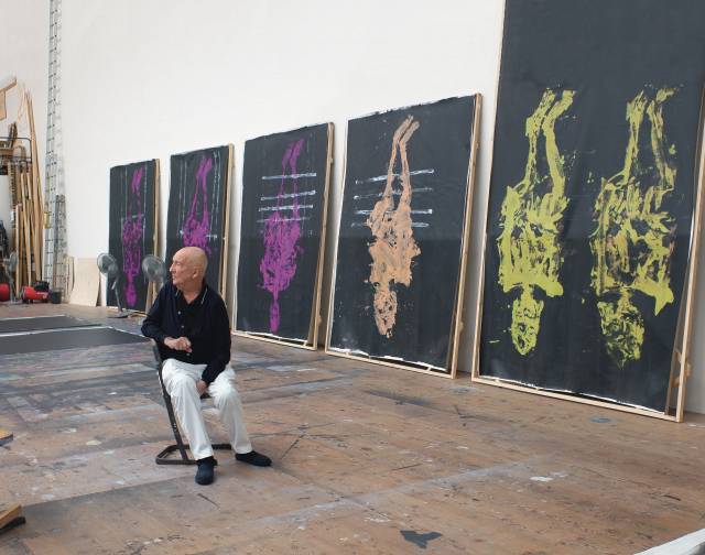 독일의 작업실에서 작품과 함께 한 게오르그 바젤리츠. /사진제공=타데우스 로팍 서울