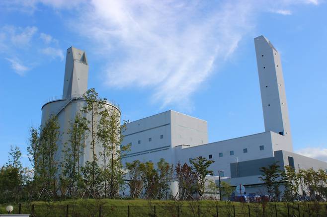 나주시는 한국지역난방공사의 고형연료제품 사용허가를 취소한다고 18일 밝혔다. 지난 7월 환경부 산하 폐자원에너지센터에서 실시한 장성SRF야적장 연료 품질검사 결과 수분과 납 등 2개 항목이 기준치를 초과, 품질기준 부적합 판정을 내린 데에 따른 조치다. 나주SRF열병합발전소 ⓒ시사저널