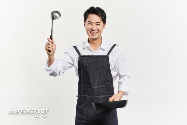 가수 겸 방송인으로 최근 쇼핑호스트에도 도전 중인 전진. 사진 롯데홈쇼핑