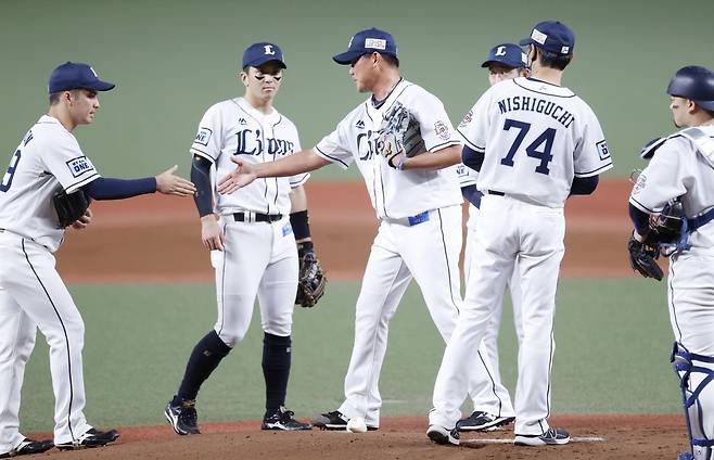 세이부 동료들과 악수하는 마쓰자카 (도코로자와 교도=연합뉴스) 세이부 라이언스 우완 투수 마쓰자카 다이스케가 19일 일본 사이타마현 도코로자와시 메트라이프돔에서 열린 일본프로야구 닛폰햄 파이터스와의 은퇴 경기에서 한 타자와의 승부(볼넷)를 마친 뒤, 팀 동료들과 악수하고 있다.